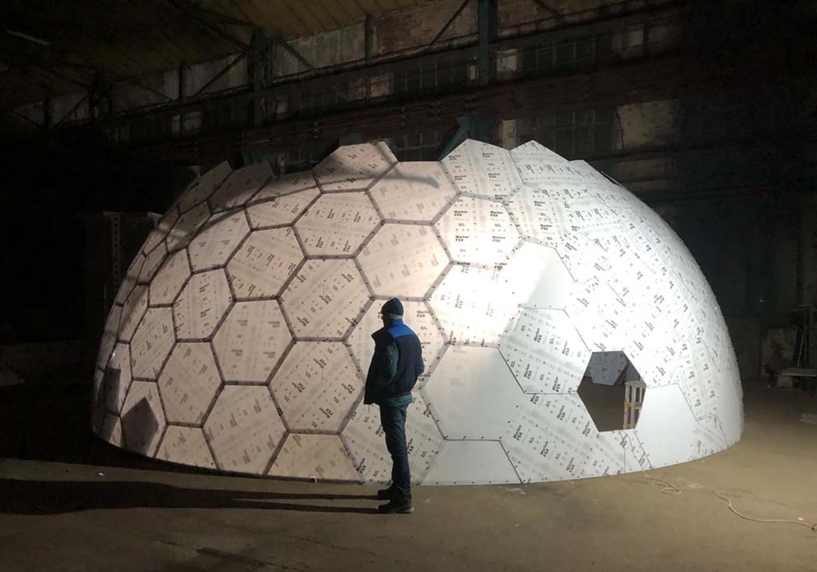Bolla 800 illuminata di notte, una persona ne dà la scala