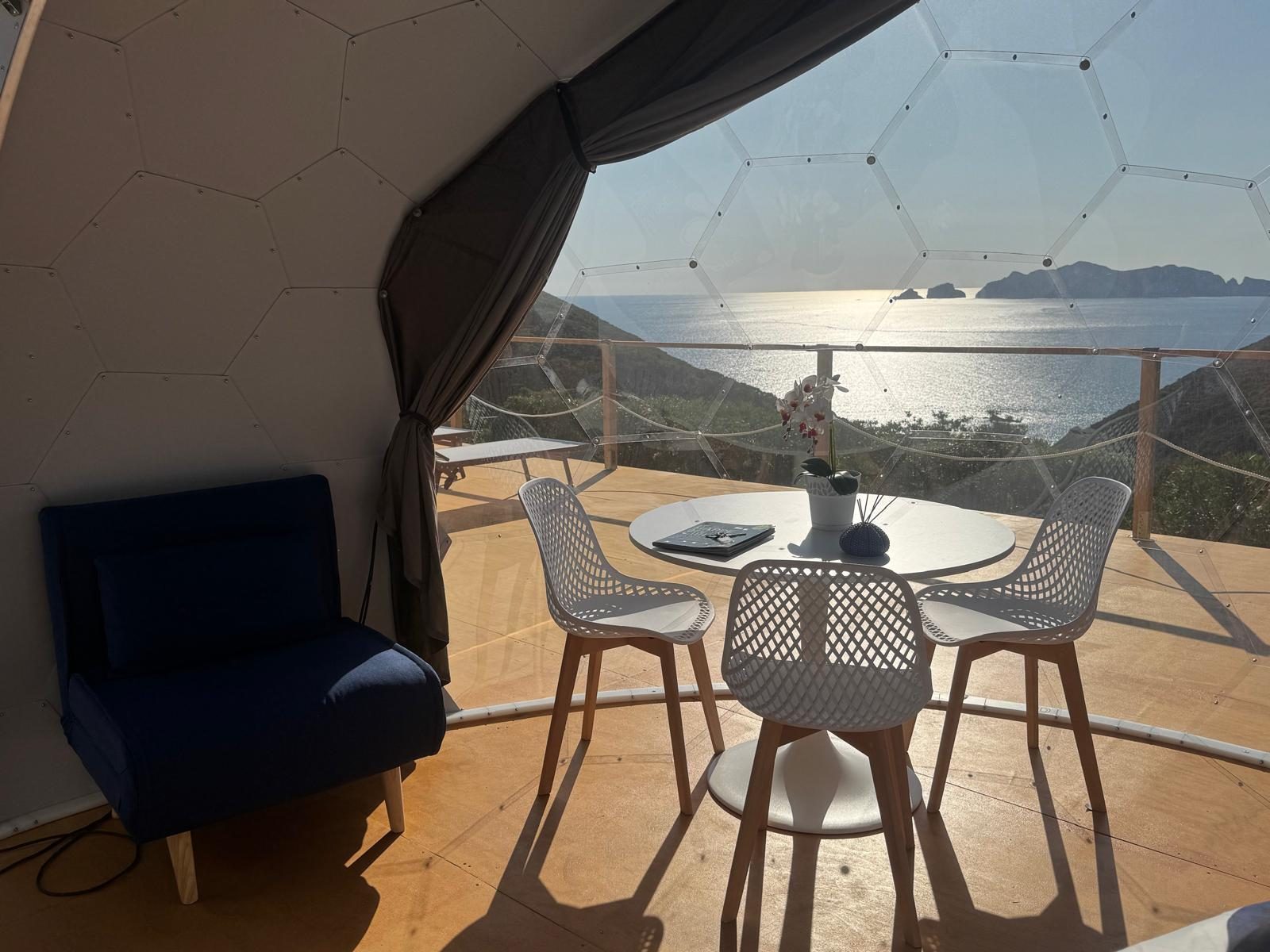 Vista sul mare dalla terrazza di una bolla