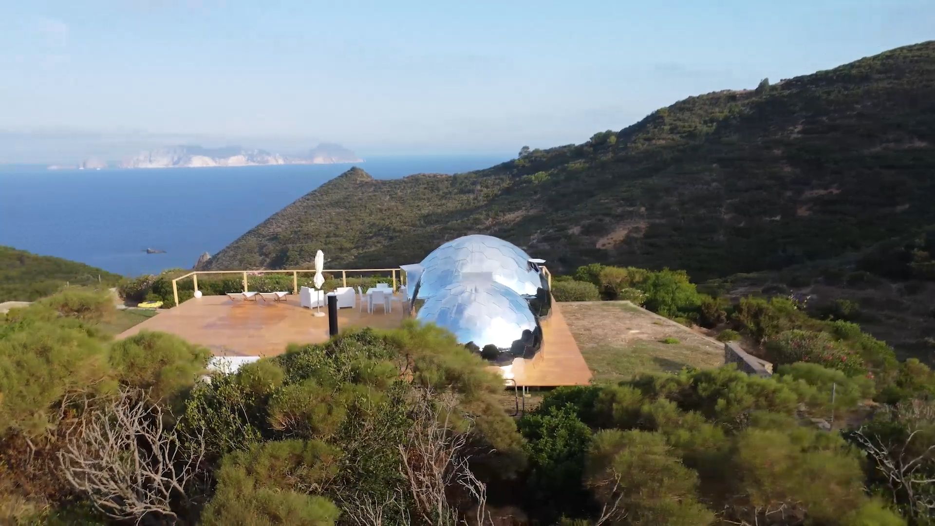 Bolle ristorazione trasparenti viste dall'alto, con tavoli apparecchiati e luci calde