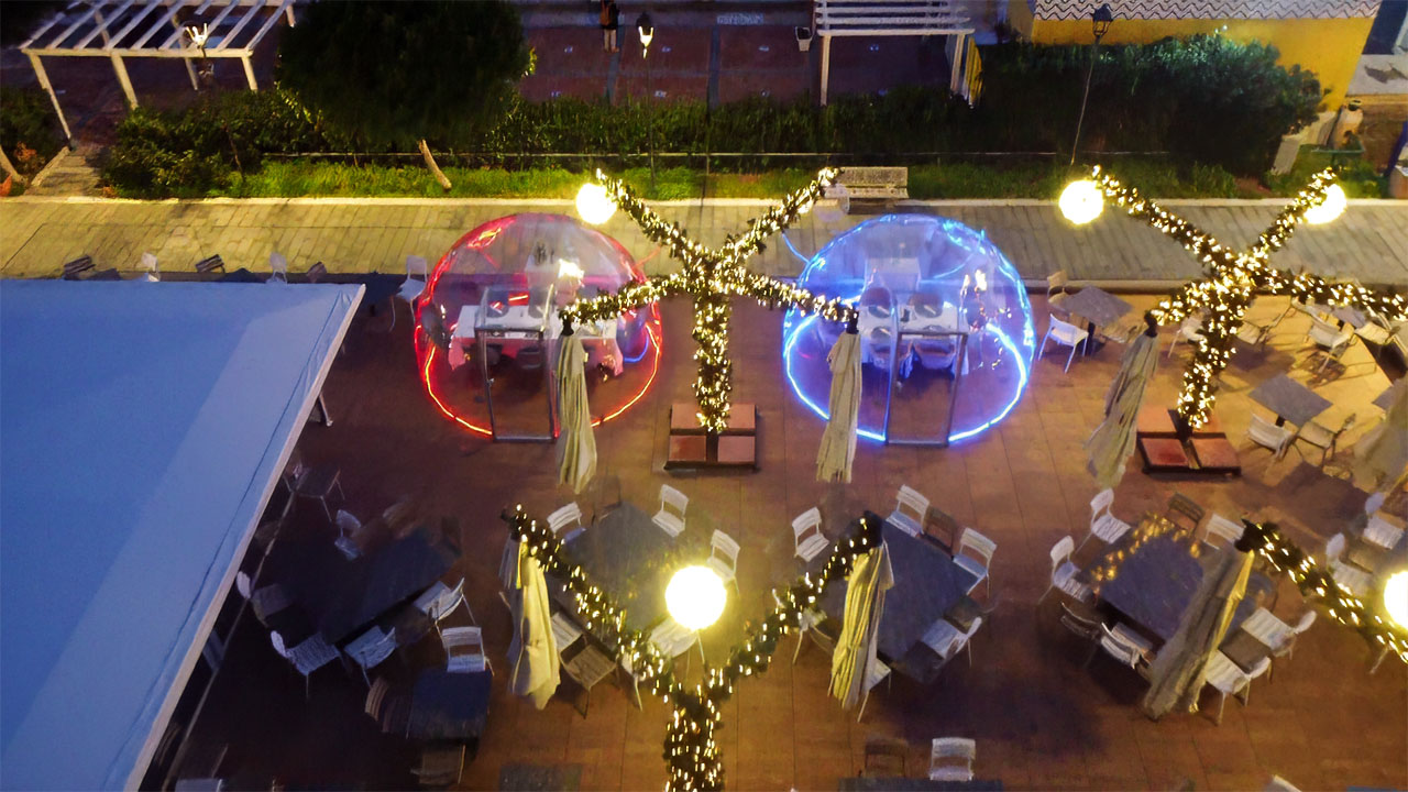 Bolle illuminate sulla terrazza panoramica di Terrazza Aretusa