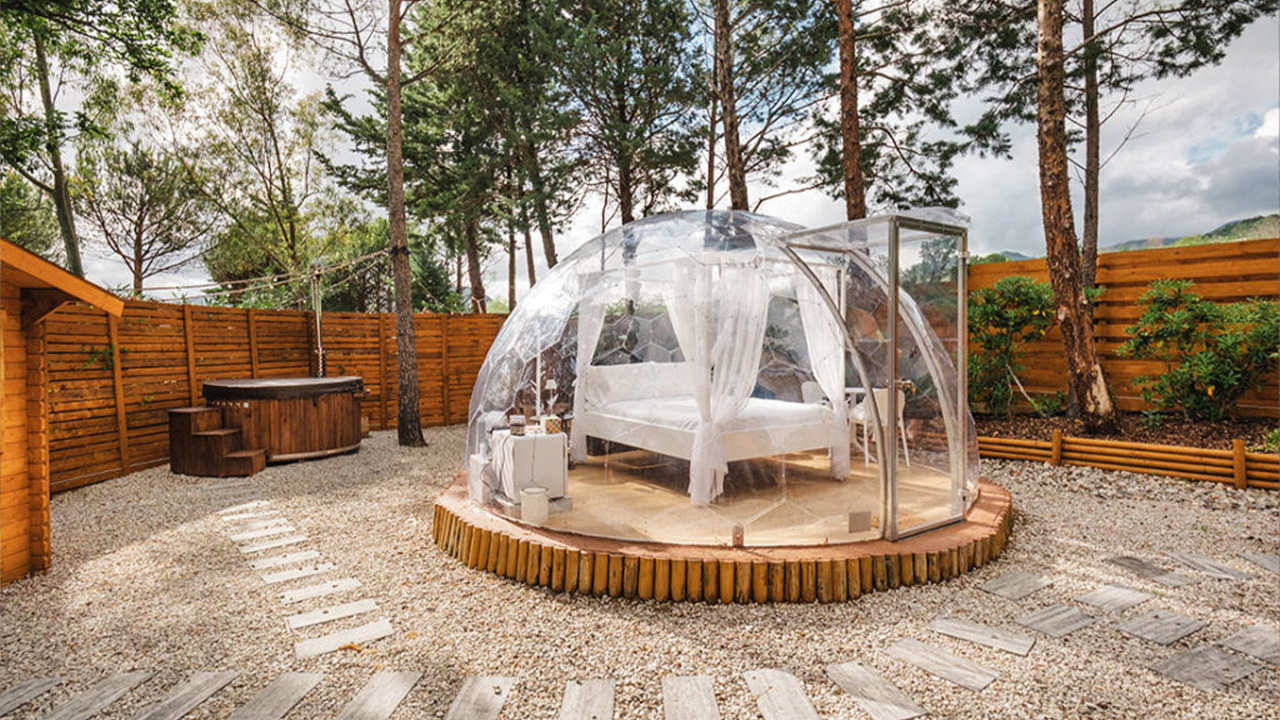 Le bolle di Berenice Glamping al tramonto, struttura premiata ai Tuttohotel Awards 2026