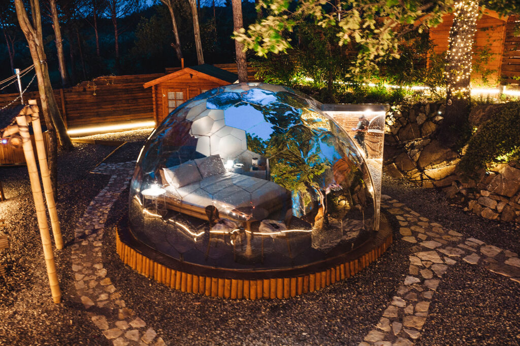Bolla specchiata nel parco di Berenice Glamping