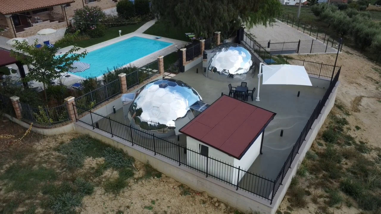Vista aerea delle bolle e della piscina di A Casa di Valerio