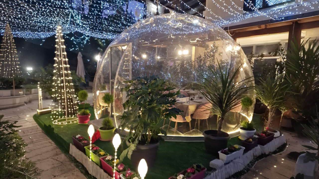 Bolla trasparente nel giardino del ristorante Il Borgo di Daniele