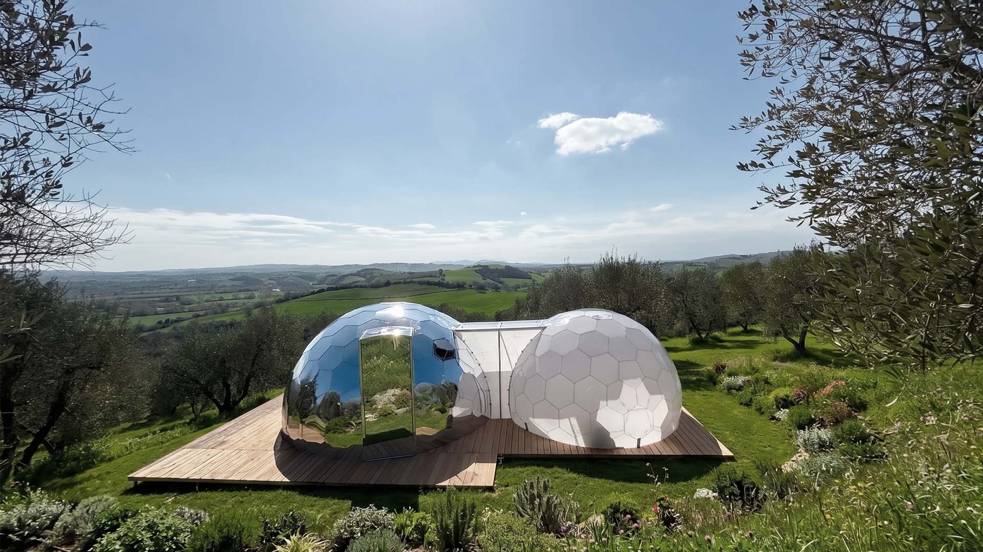 Due bolle collegate su una terrazza panoramica: la camera specchiata e la bolla bagno bianca