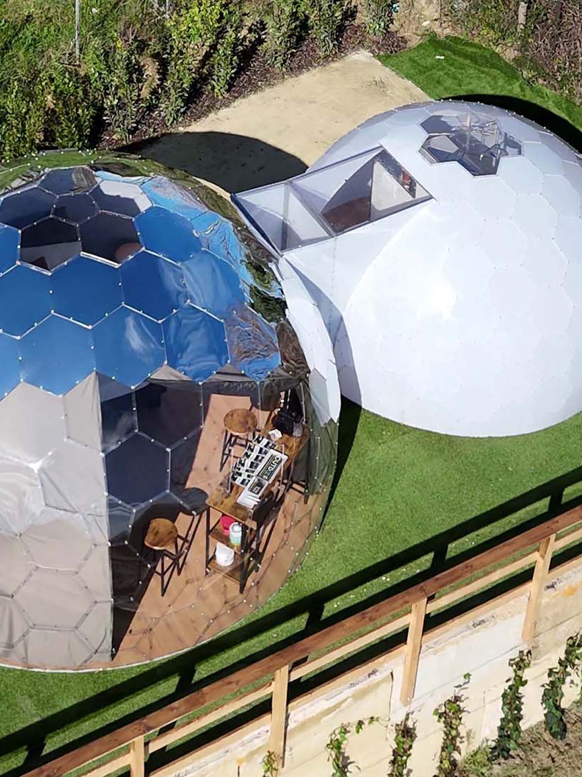 Collezione Glamping: bolla specchiata con letto a baldacchino