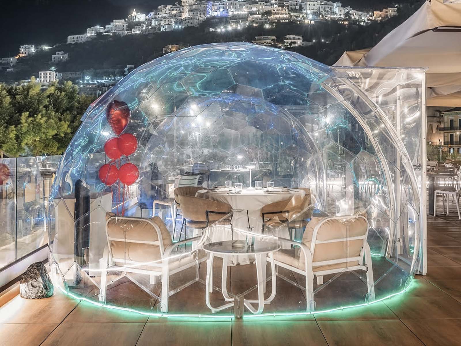 Bolla 400 trasparente con tavolo apparecchiato vista mare